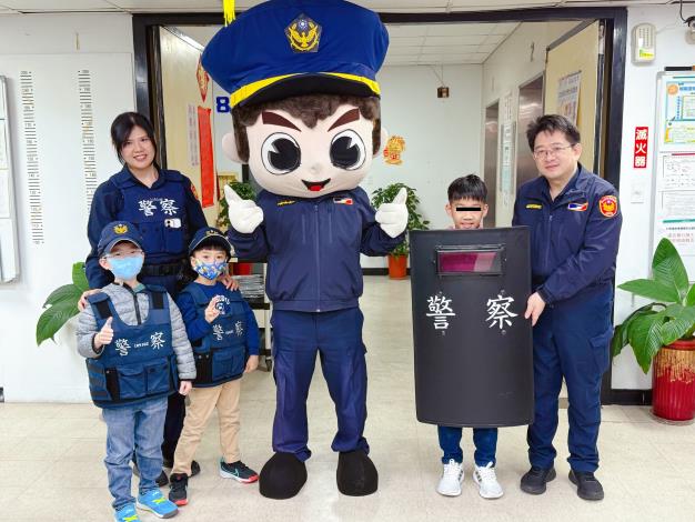 照片3-員警帶領學童們參觀警用裝備、介紹警察工作任務