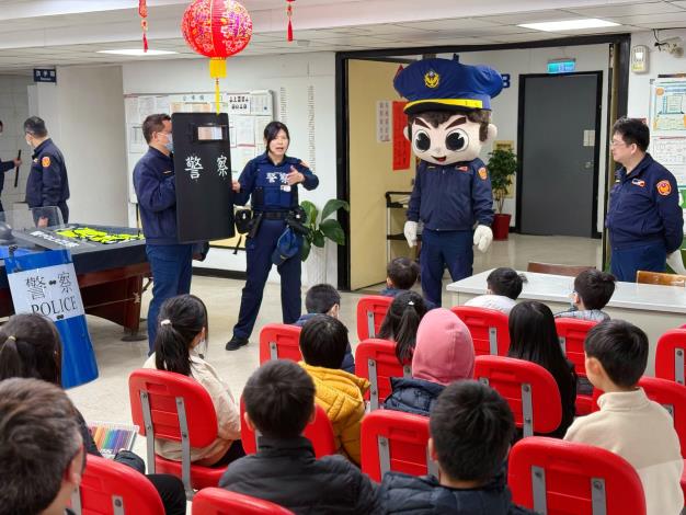 照片2-員警帶領學童們參觀警用裝備、介紹警察工作任務