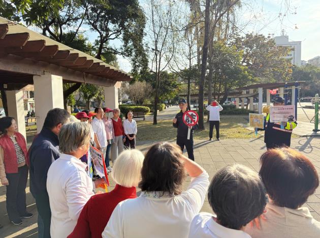 照片2-員警在松山區民生公園內舉辦識詐宣導活動