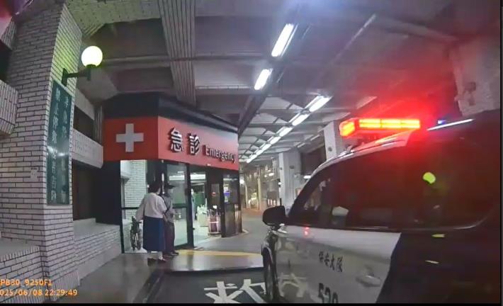 照片2 - 臺北市政府警察局保安警察大隊緊急協助民眾就醫