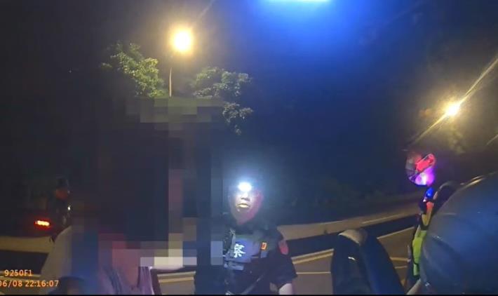 照片1 - 臺北市政府警察局保安警察大隊緊急協助民眾就醫