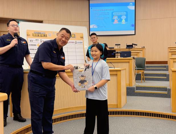 照片3-臺北市政府警察局保安警察大隊與學童互動,進行有獎徵答提問