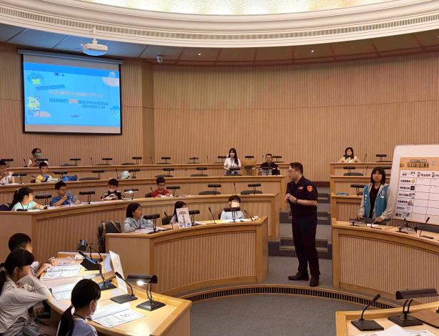 照片2-臺北市政府警察局保安警察大隊結合「聯邦銀行」辦理《金融理財營》識詐犯罪預防宣導