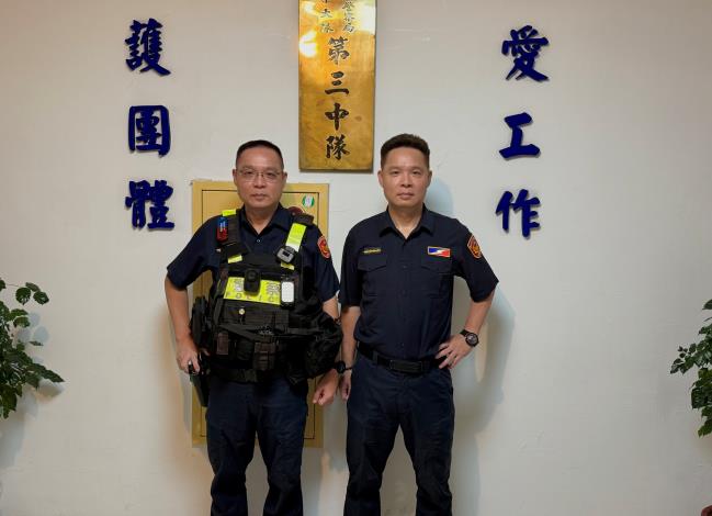 照片2-臺北市政府警察局保安警察大隊雙胞胎小隊長(左起)楊守源、揚守滄