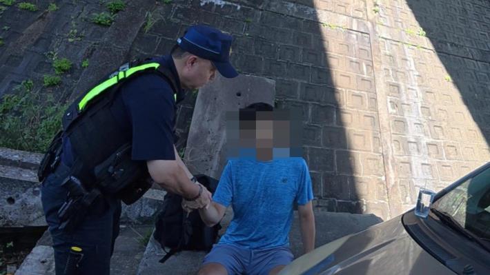 照片1-臺北市政府警察局保安警察大隊第三中隊楊守滄小隊長,按壓王姓男子穴道協助舒緩症狀,協助送醫