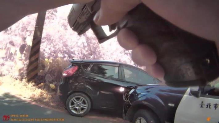 照片1-臺北市政府警察局保安警察大隊員警查緝通緝犯衝撞現場