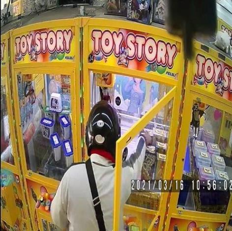 犯嫌竊取夾娃娃機機台商品情形