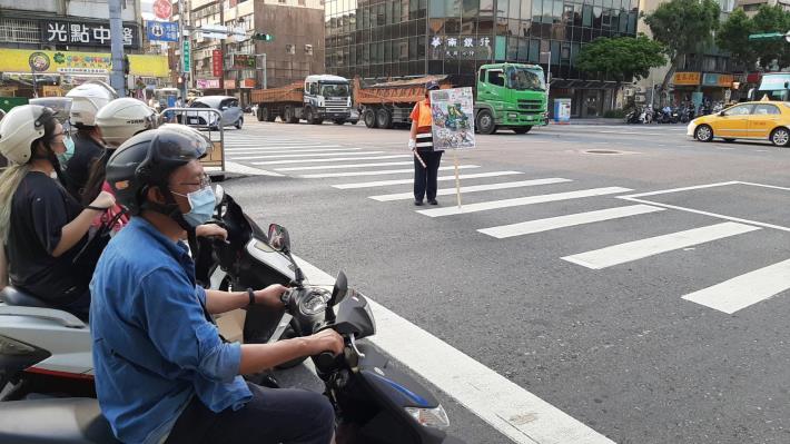 大同分局至轄內重要路口宣導安全駕駛觀念