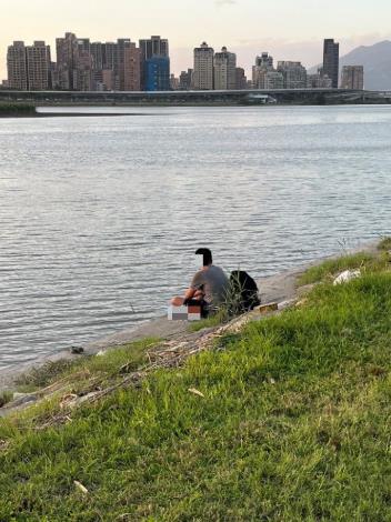 圖１：林男1人呆坐於河岸邊