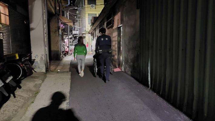 圖２：警方協助行動不便葉婦返家