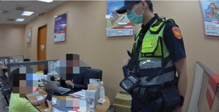 圖２：警方與行員合力攔阻羅女(左)匯款