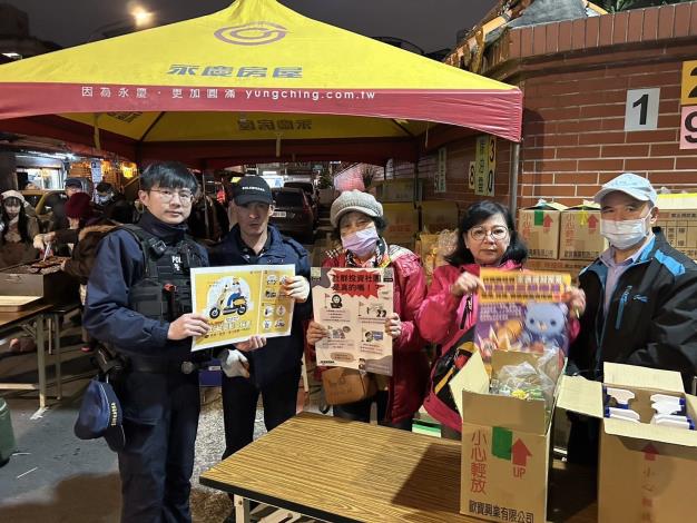 圖二  大同警至鄰江里元宵節活動宣導交通安全