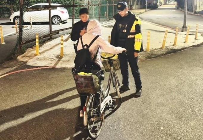 圖說1：員警尋獲迷途婦人.JPG