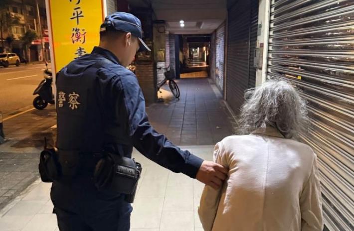 圖說1：員警關懷阿嬤身體狀況並詢問住處地址.JPG
