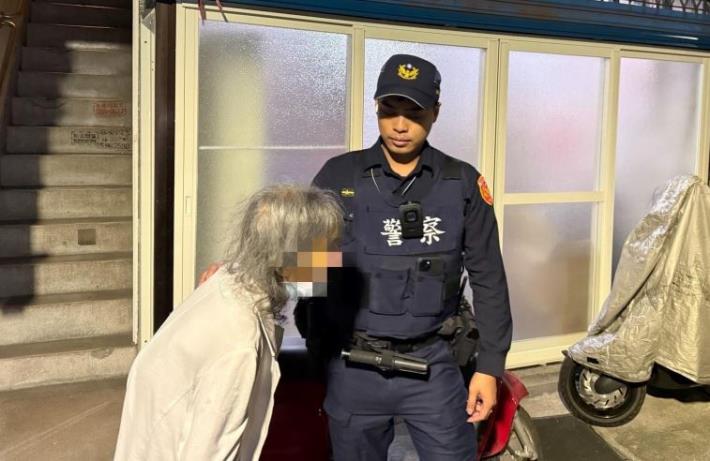 圖說2：員警主動攙扶阿嬤，陪同平安返家。.JPG