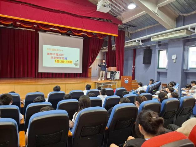 大同警至蓬萊國小向學子宣導反毒、反詐騙等自我保衛意識(3)