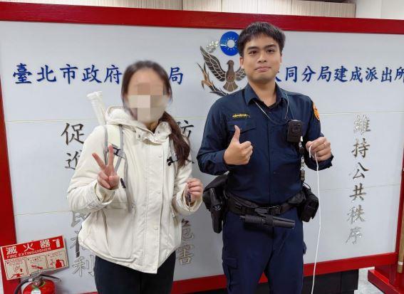 圖說2：員警與報案人合影.JPG
