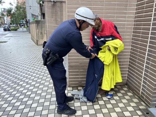 警方提供衣褲，避免街友受凍.JPG