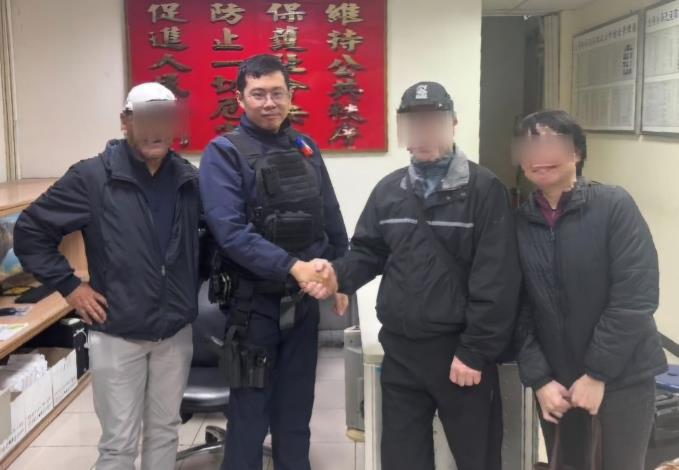 員警與美國籍遊客(右二)以及友人合影.JPG
