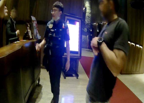 圖說2：員警展現國民外交，熱心協助遊客返回飯店.JPG