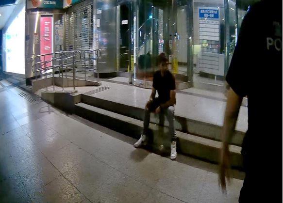 圖說1：外國遊客無助坐在街邊，員警上前關懷.JPG