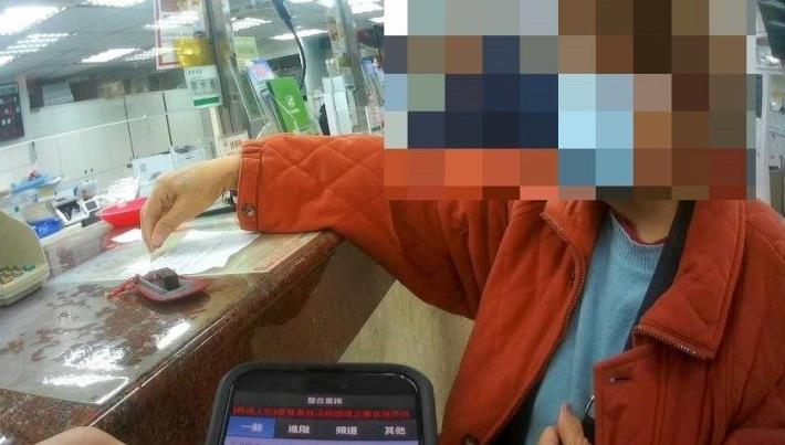 圖說：員警積極解釋說明，協助攔阻詐騙成功