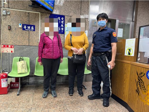 圖說：員警尋獲走失婦人（中）並與其女兒合影