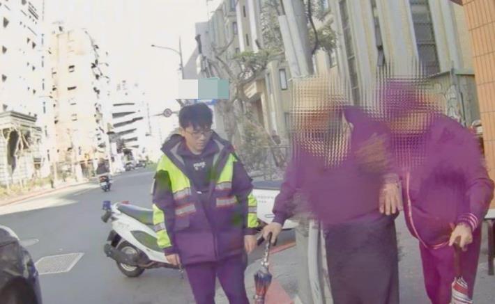 圖說1：員警協助老翁及家屬返家