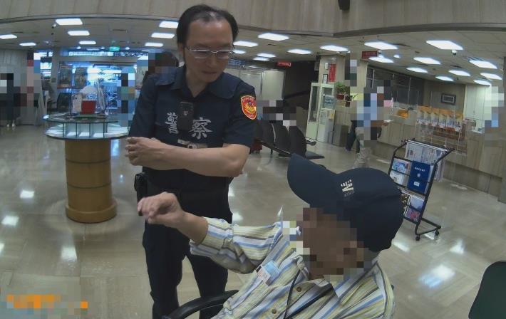 圖說：員警積極解釋說明，協助攔阻詐騙成功。