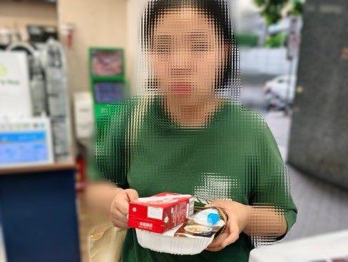 圖說：女子獲贈便當及飲品，十分感謝員警。