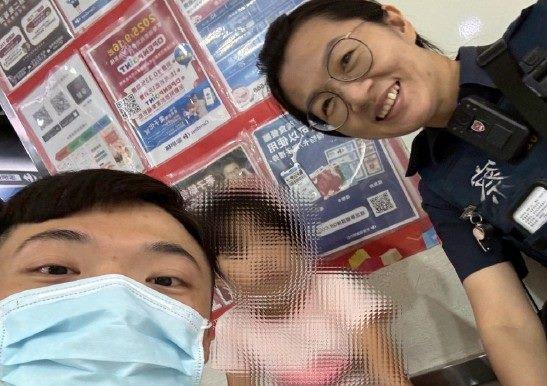 圖說：員警協助迷童，迅速找到家人。