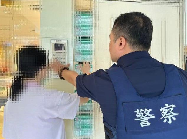 圖說2：員警熱心協助，安全抵達家門。