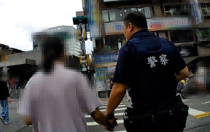 圖說1：員警步行陪同，並牽引護送。