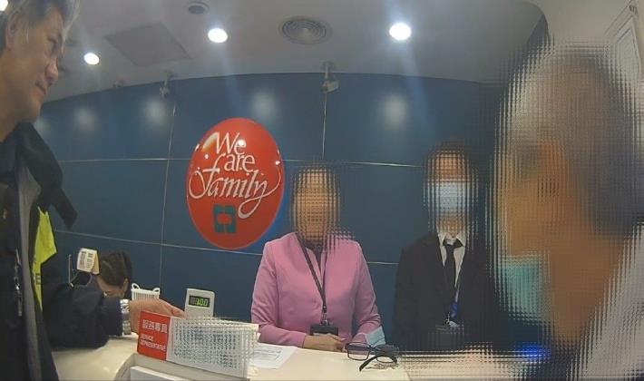 圖說：員警與行員積極解釋說明，協助攔阻詐騙成功