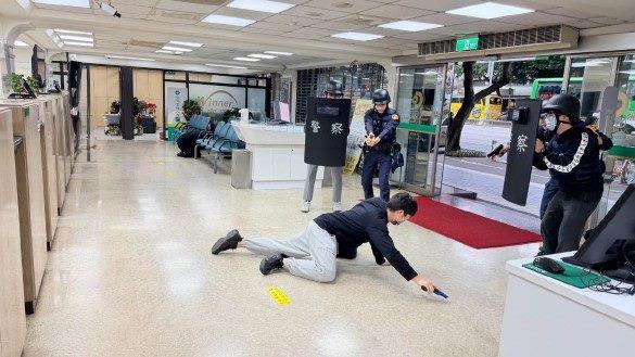 圖說4：警察噴灑歹徒辣椒水後順利逮捕一名犯嫌