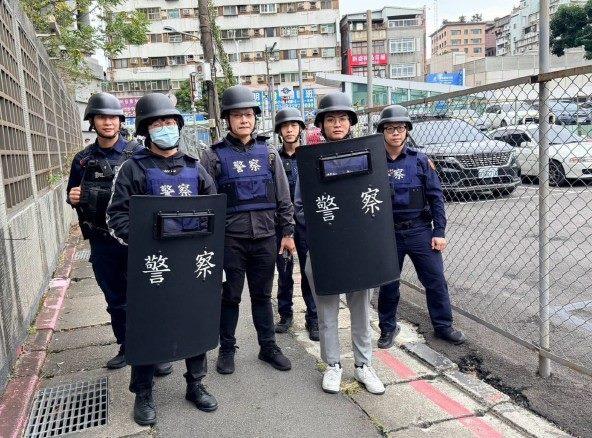 圖說7：警方立即成立攻堅談判組