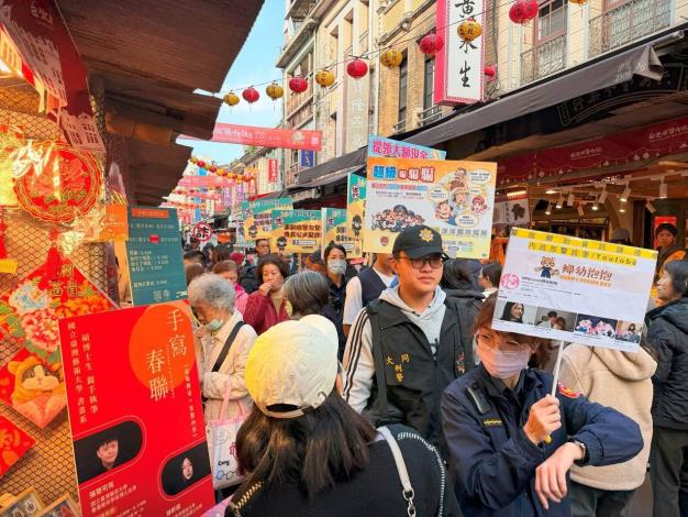 市長蔣萬安與大同分局在迪化商圈舉辦「犯罪預防及交通宣導遊街活動」(02)