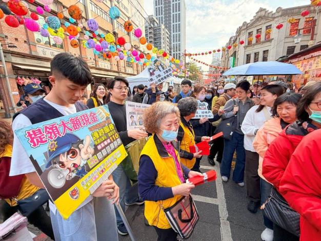 市長蔣萬安與大同分局在迪化商圈舉辦「犯罪預防及交通宣導遊街活動」(05)