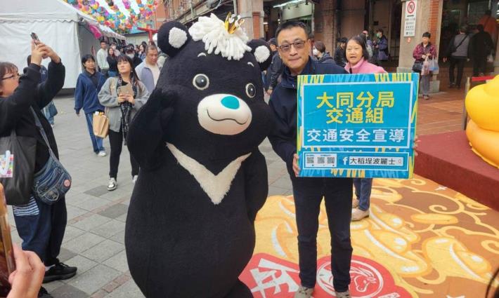 市長蔣萬安與大同分局在迪化商圈舉辦「犯罪預防及交通宣導遊街活動」(04)