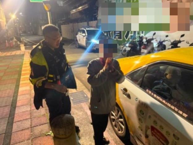 圖說：員警熱心協助老翁上計程車返家