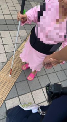 圖說：員警攙扶阿嬤，安全護送返家