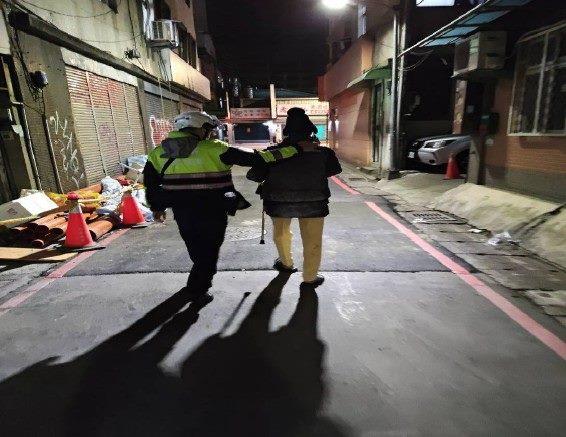 圖說:員警攙扶老翁返所休息