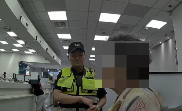 圖說:員警積極解釋說明,攔阻詐騙成功