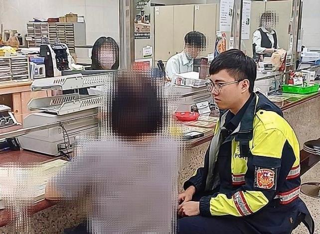 圖說:員警積極解釋說明,攔阻詐騙成功