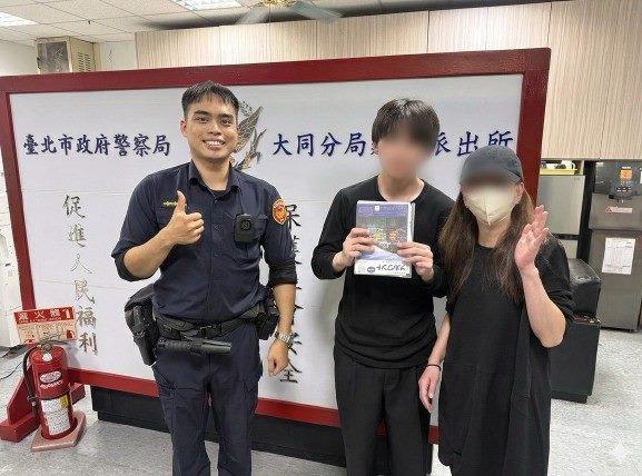 圖說：處理員警與日籍旅客合影