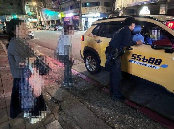 圖說：熱心員警協助代叫計程車