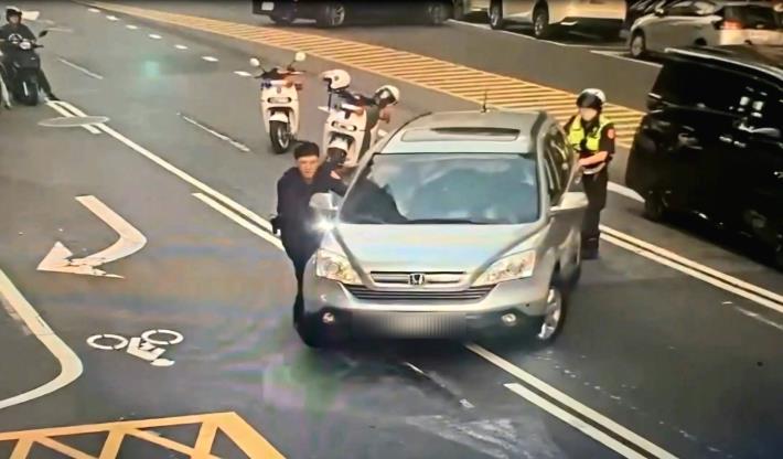 圖說：處理員警協助推車至路旁安全處