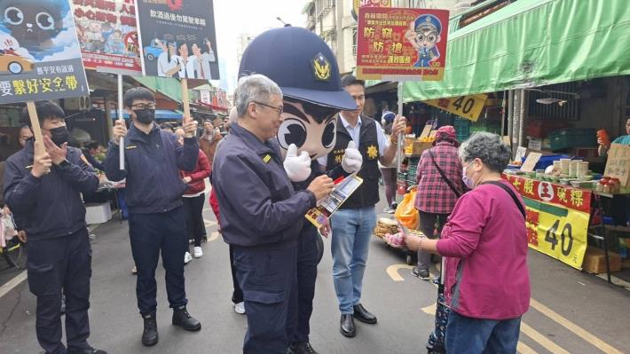 馬年迎春，松山分局市場宣導反詐、防竊與交通安全宣導照片4