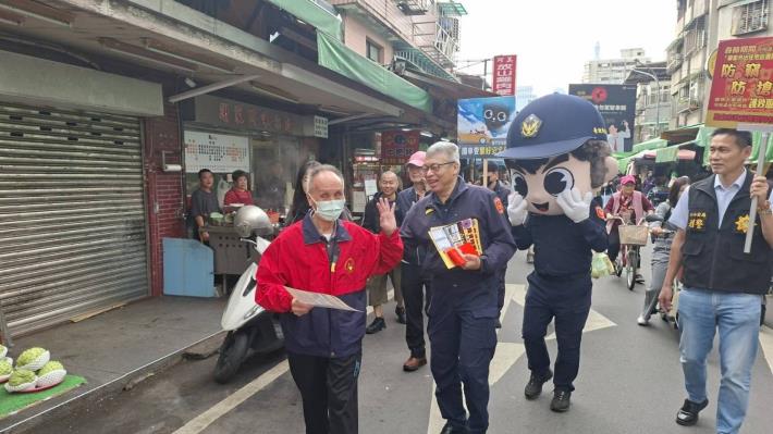 馬年迎春，松山分局市場宣導反詐、防竊與交通安全宣導照片3