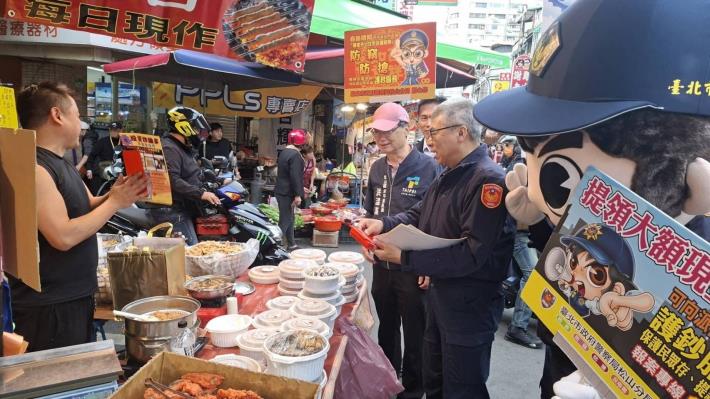 馬年迎春，松山分局市場宣導反詐、防竊與交通安全宣導照片1
